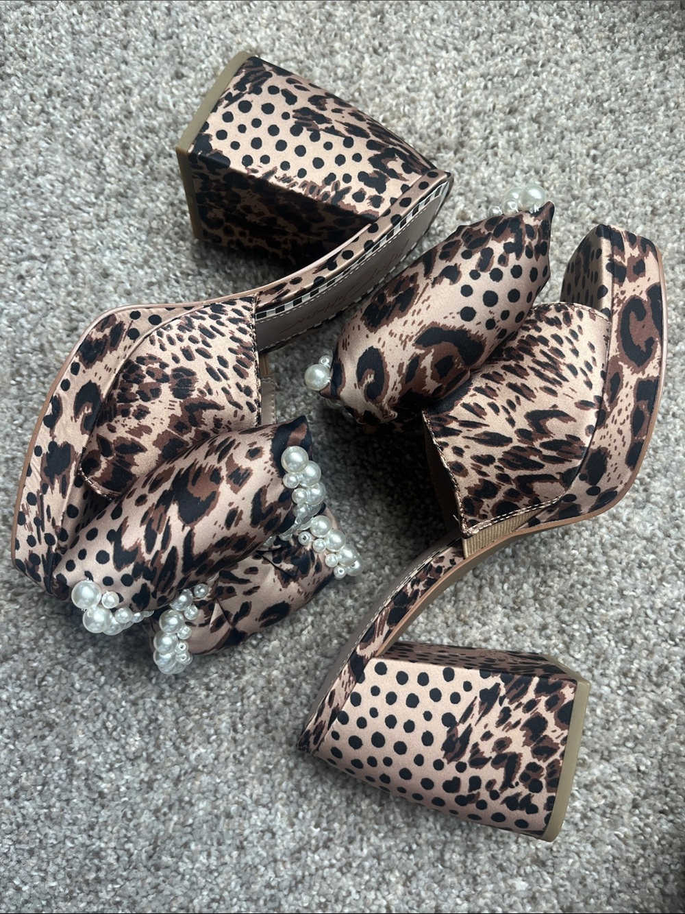 NEW IN BOX. Betsey Johnson MACCIE Leopard Pearl Bow platform Mules size 8 - Picture 3 of 13
